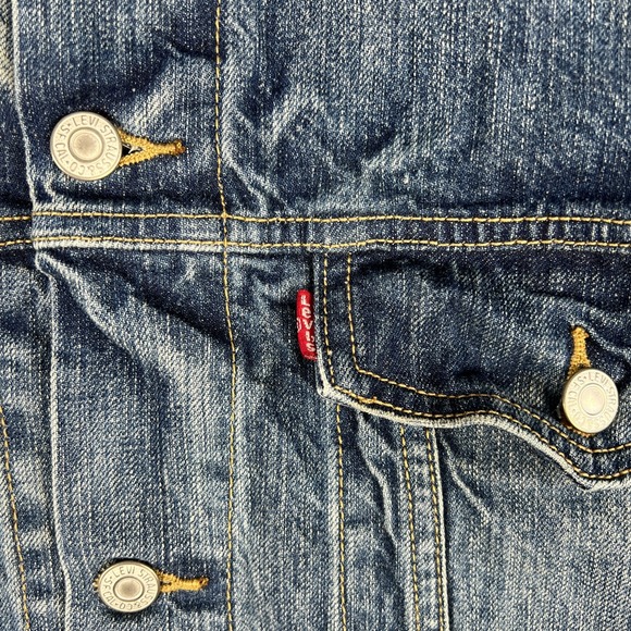 Levis Denim Trucker Jacket Fits Large Blue Jean Medium‎ Wash Faded Classic 70797 - Picture 2 of 12